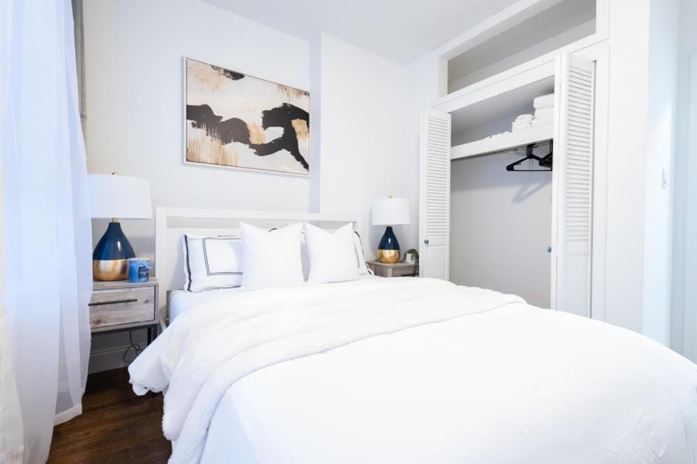 1435-2 3 Bedrooms 2 Bath Wd Ues Apartment *